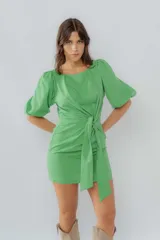 Vestido corto color durazno, de lino, con mangas globo, corte a la cintura y lazo ajustable.