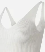 Blusa sin mangas de punto acanalado color crema, con escote en V y espalda descubierta. Confeccionada en una mezcla de viscosa y poliamida, presenta un ajuste al cuerpo y textura vertical en relieve.