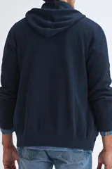 Cardigan de punto azul marino con capucha, cierre frontal y diseño de textura acanalada en las mangas.