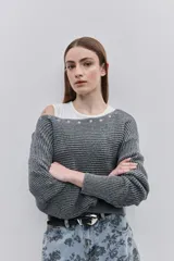 Sweater de punto color tostado, de calce relajado, con escote asimétrico decorado con ojalillos metálicos y mangas largas.