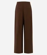 Pantalón recto color marrón de Marfinno, confeccionado en viscosa y poliéster, con cintura estructurada, pinzas delanteras y bolsillos.