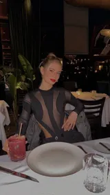 Body negro de mangas largas confeccionado en tejido de punto con transparencias.