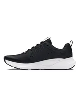 Championes de entrenamiento Under Armour modelo Charged Commit TR 4, color negro con entresuela blanca. Presentan parte superior de malla ligera con detalles texturizados, plantilla Deluxe Comfort System y mediasuela Charged Cushioning para mayor amortiguación y respuesta.