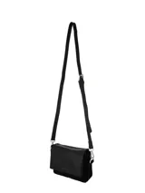 Bandolera Terrano modelo Maya, de color negro, confeccionada en símil cuero y gamuza con solapa frontal, correa larga regulable y detalles metálicos plateados.