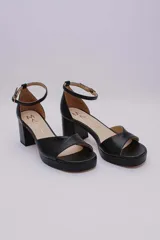 Sandalias negras de cuero con plataforma y taco ancho.