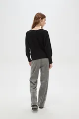 Sweater de viscosa color bordó, de calce holgado, con cuello a la base y mangas largas con puños ajustados.