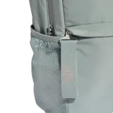 Mochila Adidas color verde menta, con cierre principal, bolsillo frontal con cierre, bolsillos laterales de red y el logo de la marca estampado en blanco en el frente. Cuenta con asa superior de mano.