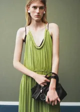 Vestido maxi largo de tejido plisado color verde, con tirantes finos, cuello escotado y cintura fruncida con elástico.