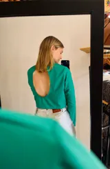 Top verde esmeralda con escote redondo y abertura en la espalda.