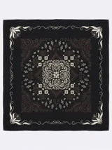 Pañuelo cuadrado de tela con estampado paisley en tonos marrón y crema sobre fondo negro, con bordes decorados con motivos florales.