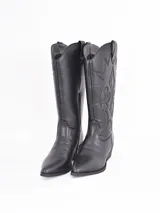 Bota de caña alta estilo texano color negro, con puntera fina y bordados decorativos en el empeine y la caña.