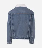Campera de jean de corte regular, con cuello de solapa forrado en chenille, cierre frontal con botones metálicos y bolsillos frontales en el pecho.