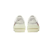Championes Nike Air Force 1 Shadow, modelo de plataforma con diseño en capas. Presenta una base en tono crema con detalles en rosa pastel y celeste en los swooshes laterales. Suela de goma con tecnología Air para mayor amortiguación.
