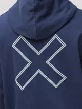 Hoodie azul marino de algodón orgánico con capucha, corte regular fit y un gran estampado en la espalda en forma de 'X' con bordes claros.