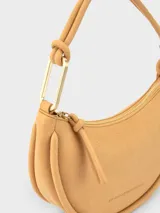 Bolso de hombro mediano color tostado, marca Adolfo Dominguez, con asa corta y cierre de cremallera.