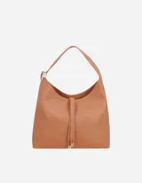 Cartera hobo grande de cuero color caramelo con asa corta y cierre con cordón ajustable.
