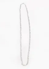 Cadena plateada de acero quirúrgico hipoalergénico con eslabones tipo fígaro.