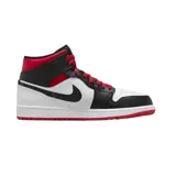 Championes Jordan 1 Mid, de caña alta, en colores blanco, negro y rojo. Presentan el logo de Nike en los laterales y cordones rojos.