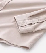 Camisa de hombre de corte regular confeccionada en terciopelo de algodón, con cuello clásico, cierre frontal de botones y dos bolsillos con solapa en el pecho.