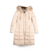 Campera larga tipo puffer color beige, con diseño acolchado horizontal, cierre frontal con solapa, bolsillos laterales con cierre y capucha desmontable con borde de piel sintética.