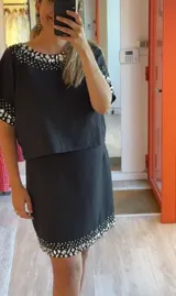 Falda mini de corte recto con detalle de bordado de pedrería en el bajo. Confeccionada en una mezcla de lino y algodón.