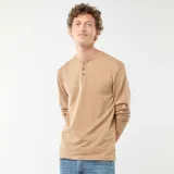 Camiseta de manga larga en color beige, con cuello panadero y cierre frontal de dos botones.