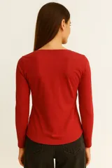 Remera de manga larga color blanco, de corte ajustado al cuerpo y cuello redondo.