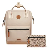 Mochila Cabaia modelo Adventurer Lobito, color beige con detalles en marrón claro y tiras blancas con rayas beige. Cuenta con un compartimento principal con cierre, un bolsillo frontal con cierre y un compartimento acolchado para laptop. Las asas superiores son de tela y tiene correas ajustables para la espalda.