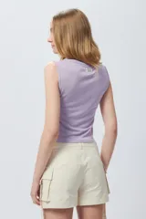 Top lila de morley, sin mangas y cuello redondo.