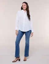 Camisa de satén blanca de la marca Floral & Ivy, con cuello con solapa, cierre frontal de botones, manga larga con puño ancho y bolsillo aplicado en el pecho.