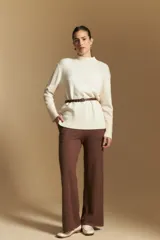 Pantalón de punto de corte ancho y fluido, con cintura elástica y diseño relajado.