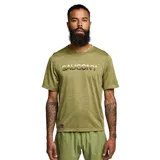 Remera deportiva Saucony color verde oliva con logo estampado en el pecho con patrón de camuflaje.