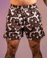 Short deportivo con estampado abstracto en tonos marrones y blancos, con aberturas laterales.