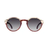 Lentes de sol Indie Hill Stepped con montura redonda de madera color marrón y beige a rayas, y lentes grises degradadas.