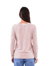 Remera negra de manga larga con cuello redondo y detalle de tachas doradas dispuestas en diagonal sobre el pecho.