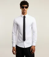 Corbata de hombre modelo slim confeccionada en satén de poliéster, con diseño liso y elegante.