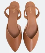 Zapatilla mule color marrón, con puntera fina y tira elástica en el tobillo.