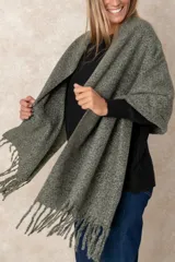 Pashmina de textura suave en color bordó, con diseño rectangular y terminaciones con flecos en los extremos.