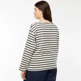 Camiseta de manga larga a rayas horizontales azul marino y blanco, de corte oversize y cuello redondo.