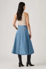 Falda midi de denim en tono azul clásico, con corte evasé, tiro medio, costuras yugulares destacadas y cierre frontal con botones metálicos.