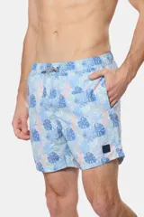 Short de baño celeste con estampado tropical de hojas en tonos azules y rosados, con cintura elastizada y cordón ajustable.