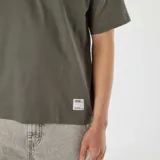 Remera verde de algodón con cuello redondo y corte recto.