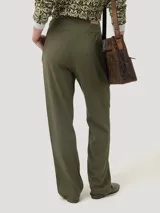 Pantalón de corte recto y tiro alto, confeccionado en una mezcla de lino y viscosa. Presenta un diseño con pinzas frontales y un detalle de botón lateral en la cintura.