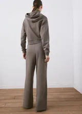 Pantalón de corte ancho, estilo relaxed, color gris topo, con cintura elástica ajustable mediante cordón.