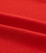 Pantalón pantalona amplia color rojo confeccionada en crepé, con cintura elástica y lazo. Corte amplio, no marca las piernas y se adapta bien a diferentes tipos de cuerpos.