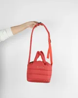 Bandolera azul acolchada con correa ajustable y asa de mano.