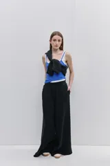 Babucha de calce relajado y silueta wide leg, color negro, confeccionada en tejido de algodón con interior suave. Cuenta con cintura elastizada y bolsillos laterales.