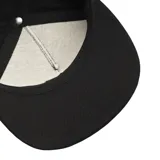 Gorro de visera plana negro con logo de Etnies bordado en el frente.