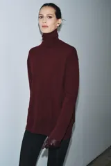 Jersey de corte oversize confeccionado en lana 100%, con cuello subido y manga larga.