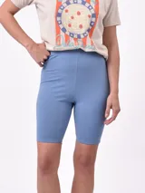 Biker short de tiro alto, confeccionado en tejido elástico liso.